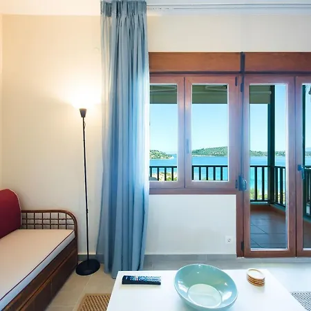 Nereus & Oceanus Beachfront Apartments, Lagonisi #feelslikehome אורמוס פנגיאס