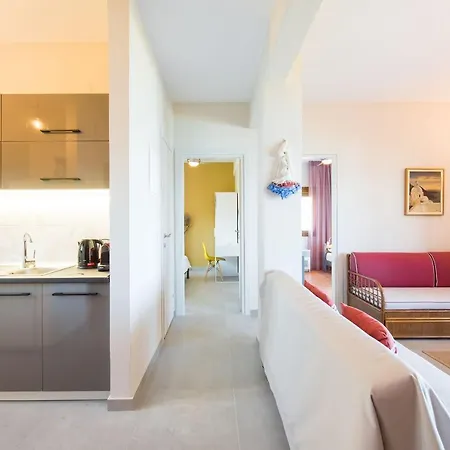 Nereus & Oceanus Beachfront Apartments, Lagonisi #feelslikehome דירה